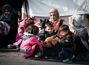 ЗА МИГРАНТЕ НА ЈУГУ СРБИЈЕ СПРЕМА СЕ ХАЛАЛ ХРАНА ПО ЊИХОВИМ РЕЦЕПТИМА