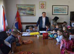 МАЛИШАНИ ИЗ ВРТИЋА „МЛАДОСТ“ ПОСЕТИЛИ ЈАВНЕ УСТАНОВЕ