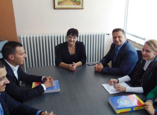 ТИХАНА ЛЕКО, ПРЕДСТАВНИК ВИСОКОГ КОМЕСАРА ЗА НАЦИОНАЛНЕ МАЊИНЕ ОЕБС-А УРУЧИЛА ИЗДАЊА „МАЛОГ РЕЧНИКА” ШКОЛАМА У МЕДВЕЂИ