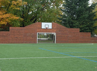 MEDVEGJA SËSHPEJTI ME TERREN TË VOGËL PËR FUTBOLL