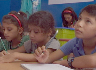 ДЕЦА МИГРАНАТА РЕДОВНО ПОХАЂАЈУ НАСТАВУ У ШКОЛАМА У ПРЕШЕВУ, БУЈАНОВЦУ И ВРАЊУ