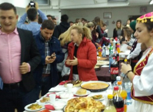 DUART E ARTA: KËNAQËISA DUKE SHIJUAR SPECIALITETET E KUZHINËS SHQIPTARE