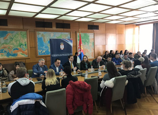 СУСРЕТ СТАНКОВИЋА СА СТУДЕНТИМА ОДЕЉЕЊА ЕКОНОМСКОГ ФАКУЛТЕТА ИЗ СУБОТИЦЕ У БУЈАНОВЦУ