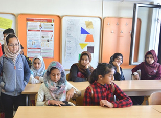 ОСНОВНЕ ШКОЛЕ У ПЧИЊСКОМ ОКРУГУ ПОХАЂА 77 ЂАКА МИГРАНАТА