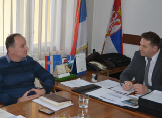 NË KOMUNËN E MEDVEGJËS ËSHTË MBAJTUR TAKIM ME EPS-IN NË LIDHJE ME PASTRIMIN E RRJETIT ELEKTRIK