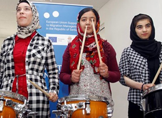 ОДРЖАНА РАДИОНИЦУ СВИРАЊА БУБЊЕВА СА МЛАДИМ МИГРАНТИМА У ПРЕШЕВУ