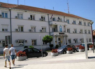 BUJANOCI SHENON DITEN E EVROPES , 9.MAJIN  SI DITEN E KOMUNES