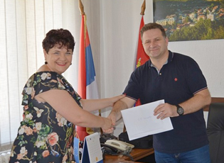 ЗА ПРВАКЕ И ОДЛИКАШЕ БЕСПЛАТНО КУПАЊЕ НА БАЗЕНИМА