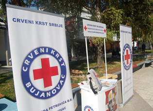 БУЈАНОВАЧКИ ЦРВЕНИ КРСТ ДЕЛИ 920 ПАКЕТА НАЈУГРОЖЕНИЈИМА
