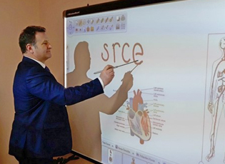 PESË SHKOLLA NË MEDVEGJË FITOJNË BORDE INTERAKTIVE