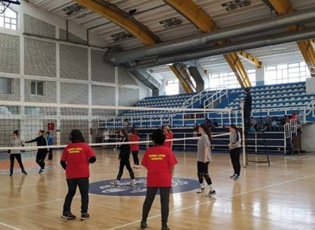 ДАН ОТВОРЕНИХ ВРАТА: МИГРАНТИ И ОДБОЈКАШИ ИЗ БУЈАНОВЦА НА ПРИЈАТЕЉСКОМ ТУРНИРУ