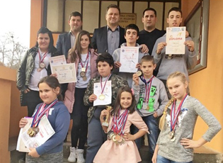 КАРАТИСТИ ЗЛАТНИ АМБАСАДОРИ МЕДВЕЂЕ