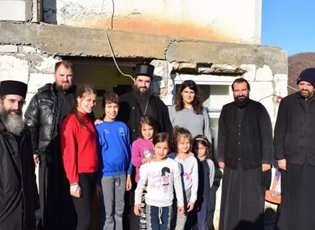 PESHKOPI ARSENIE NGA NISHI KA VIZITUAR FAMILJET ME SHUMË FËMIJË NË TERRITORIN E MEDVEGJËS