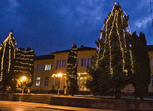 FSHATRAT MALORE NË MEDVEGJË SHPESH MBESIN PA RRYMË