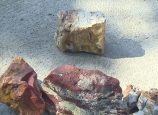 ФЕНОМЕН У СРБИЈИ – СЕЛО ИЗГРАЂЕНО ОД ДРАГОГ КАМЕЊА, А СТОКА ПИЈЕ МИНЕРАЛНУ ВОДУ