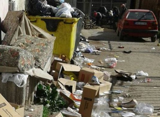 KOMUNALIA: PROBLEMI I MBETURINAVE NË RRUGË QËNDRON NË NDEZJEN DHE MUNGESËN E KONTEJNERËVE