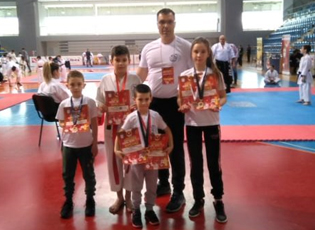 PËR ALEKSIN 3 MEDALJE NË KRALEVË, KANË SHKËLQYER EDHE ANGJELA, NEMANJA DHE NIKOLLA
