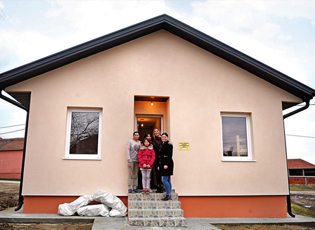 FAMILJA MITROVIQ NGA DHOMA E VOGËL PREJ 12 M2 JANË ZHVENDOSUR NË SHTËPINË E TYRE TË RE, NDËRSA NËNA E TRE VAJZAVE KA FITUAR EDHE VEND TË PUNËS