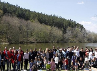 MIGRANTI OBELEŽILI DAN PLANETE IZLETOM NA BUJANOVAČKO JEZERO