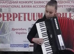 ISIDORA, MJESHTËR I FIZARMONIKËS, KA SHKËLQYER NË UKRAINË