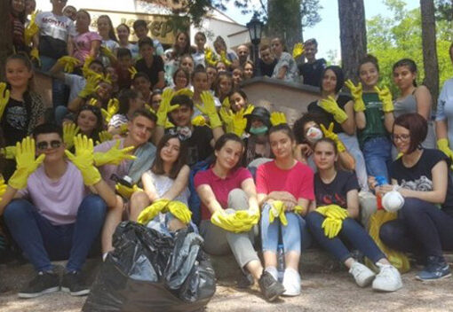 TË RINJËT SHQIPTARË DHE SERBË KANË PASTRUAR LIQENIN DHE KANË DËRGUAR POROSI TË QARTË MË TË VJETËRVE