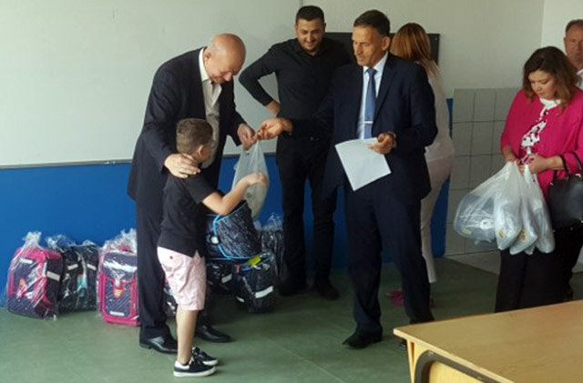 СТАНКОВИЋ УРУЧИО ШКОЛСКИ ПРИБОР И РАНЧЕВЕ ПРВАЦИМА У ЖБЕВЦУ И ЛУЧАНУ