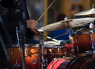 БЕСПЛАТНЕ РАДИОНИЦЕ ПЕВАЊА И СВИРАЊА ГИТАРЕ И БУБЊЕВА У НИШУ (РОК: 29. СЕПТЕМБАР 2019)