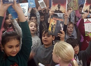 LIBRA NË DHURATË PËR DITËN E BIBLIOTEKËS