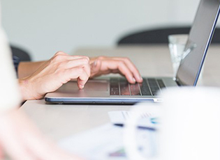 ËSHTË HAPUR KONKURS PËR BURSËN E BIRN-IT PËR PËRSOSMËRINË GAZETARESKE NË VITIN 2020 (AFATI: 10 MART 2020)