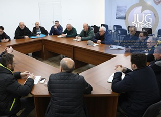 NË PRESHEVË ËSHTË NDALUAR PUNA E KAFITERIVE, APELOHET TEK NJERËZIT NË DIASPORË QË TË MOS VIJNË, USHTRIA SIGURON QENDRËN E EMIGRANTËVE