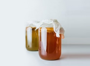 BEEKEEPERS DONATE A KILOGRAM OF HONEY TO CITIZENS OVER 65 YEARS OF AGE