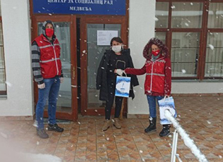 У МЕДВЕЂИ ПОДЕЉЕНЕ МАСКЕ РАДНИЦИМА КОЈИ СУ У КОНТАКТУ СА ГРАЂАНИМА