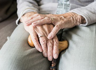 COVID-19: QENDRA E KONTAKTIT, REKOMANDIME DHE KËSHILLA PËR TË MOSHUARIT