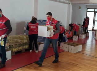 NË MEDVEGJË KA FILLUAR NDARJA E PAKOVE TË NDIHMËS PËR FAMILJET MË TË VARFURA DHE ANËTARËT E SHOQATËS “ZEMËR PËR FËMIJËT”