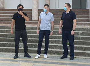 „КУЋА ОД СРЦА“ СТИГЛА У ДОМ ПОРОДИЦЕ СА ДЕСЕТОРО ДЕЦЕ КОД МЕДВЕЂЕ