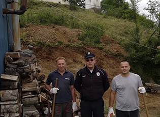 ALBANIAN AND SERBIAN POLICE OFFICERS BUILT THE ROAD LEADING TO THE CHURCH IN THE VILLAGE OF ORAOVICA, NEAR PRESEVO