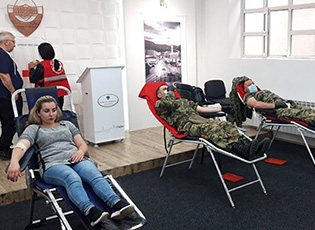 ВОЈСКА И ГРАЂАНИ ПРЕШЕВА У ЗАЈЕДНИЧКИЈ АКЦИЈИ ДОБРОВОЉНОГ ДАВАЊА КРВИ
