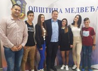 УЧЕСНИЦИ ТАКМИЧЕЊА „СРБИЈА У РИТМУ ЕВРОПЕ” НА ПРИЈЕМУ КОД ПРЕДСЕДНИКА ОПШТИНЕ МЕДВЕЂА