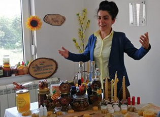 THE FIRST WOMAN BEEKEEPER FROM SOUTHERN SERBIA MAKES A MAGIC FROM HONEY, WHICH IS SOLD OUTSIDE THE BORDERS OF OUR COUNTRY