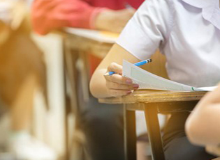 FINAL EXAM FOR PRIMARY SCHOOL GRADUATES BEGAN WITH A TEST IN THEIR MOTHER TONGUE