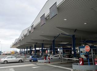 DOGANIERËT KANË PARANDALUAR TRANSFERIN E PARAVE PËRMES KALIMIT KUFITAR NË PRESHEVË