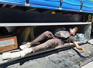 НА ГРАНИЧНОМ ПРЕЛАЗУ ПРЕШЕВО ОТКРИВЕН КАМИОН СА 14 МИГРАНАТА