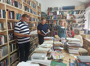 БИБЛИОТЕКА У МЕДВЕЂИ РЕНОВИРА ПРОСТОРИЈЕ, У ПЛАНУ СТВАРАЊЕ ХИЛАНДАРСКОГ КУТКА