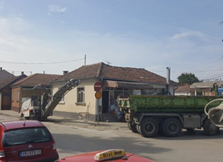 ASPHALTING MACHINE OPERATIONAL AGAIN, CITIZENS DETERMINE THE TRAFFIC REGIME THEMSELVES