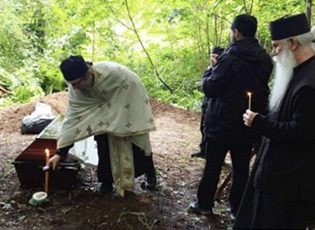 SERBS AND ALBANIANS PUT UP A MONUMENT TO THE DECEASED NEIGHBOR TOGETHER