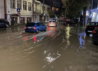 ПУМПЕ КРИВЕ ЗА ПОПЛАВЕ У ЦЕНТРУ БУЈАНОВЦА