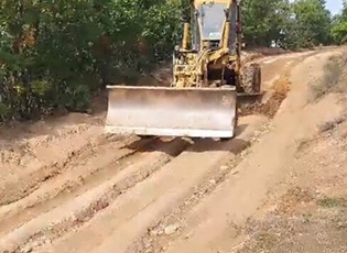 “KOMUNALAC” IS FIXING UP ROADS IN THE VILLAGE OF CHAR