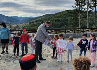 У МЕДВЕЂИ ОБЕЛЕЖЕНА ДЕЧИЈА НЕДЕЉА ПОД НАЗИВОМ „ПОДЕЉЕНА СРЕЋА ДВА ПУТА ЈЕ ВЕЋА“