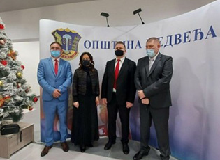 MINISTRJA OBRADOVIQ NË NËNSHKRIMIN E MARRËVESHJES PËR BASHKËPUNIM TË KOMUNAVE LEBAN, BOJNIK DHE MEDVEGJË