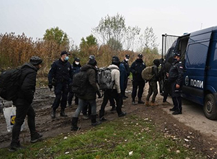 ARRITËN MANDARINAT NDËRSA NË MES  TYRE EDHE MIGRANTËT.